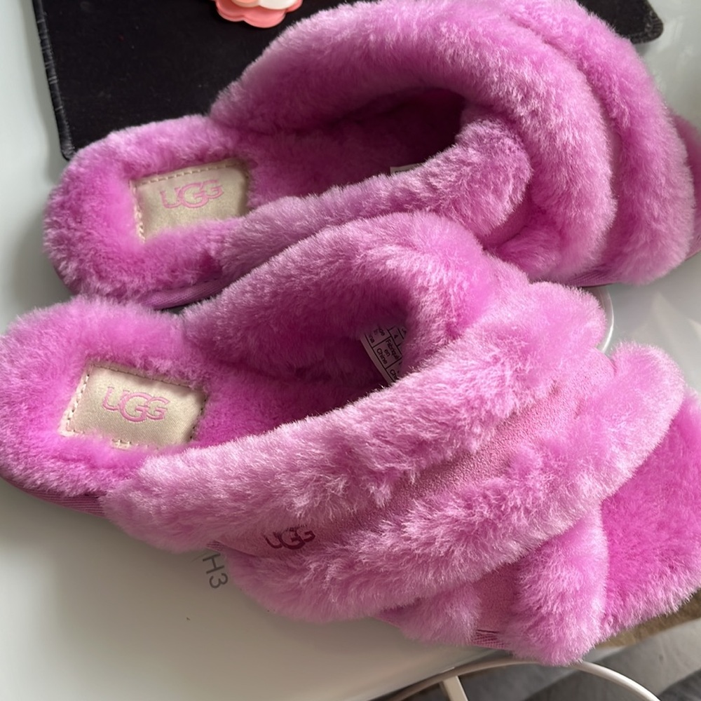 Ugg - Picture 3 of 5